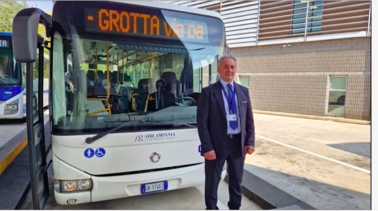 Borsello restituito, encomio anche all’autista del bus Air