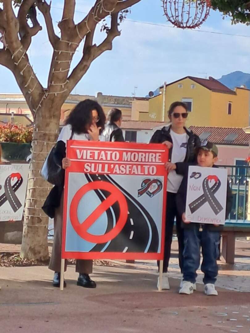 FOTO/ Vietri sul mare, sicurezza stradale: la marcia silenziosa con “Antonio nel cuore”