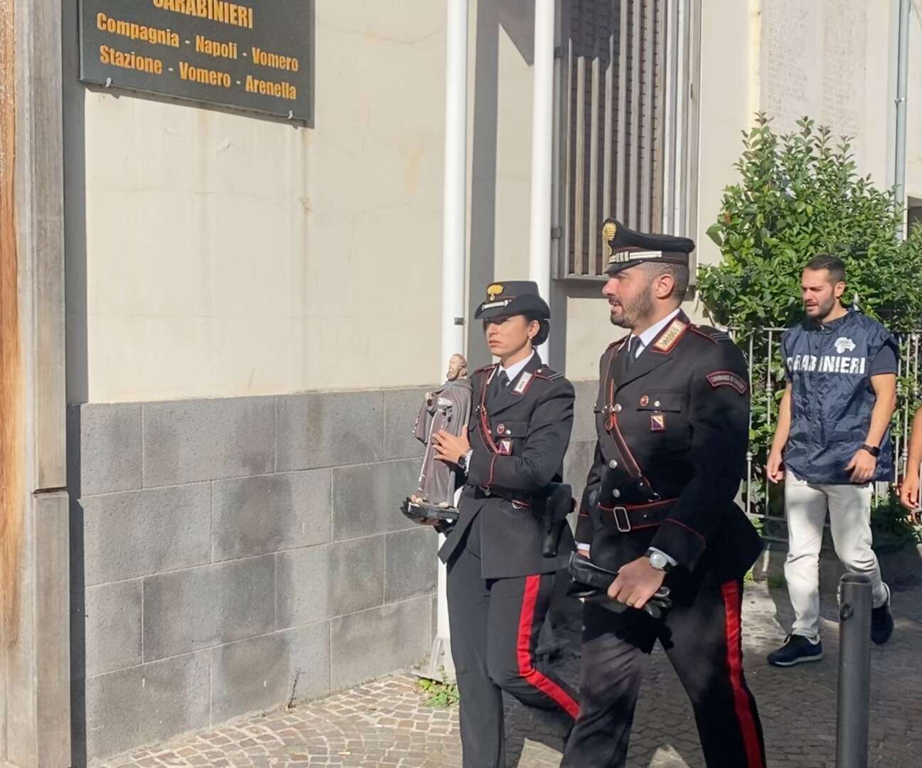 Ritrovata la statua di San Ciro, trafugata dall’edicola votiva in via Stanzione: 54enne denunciato 