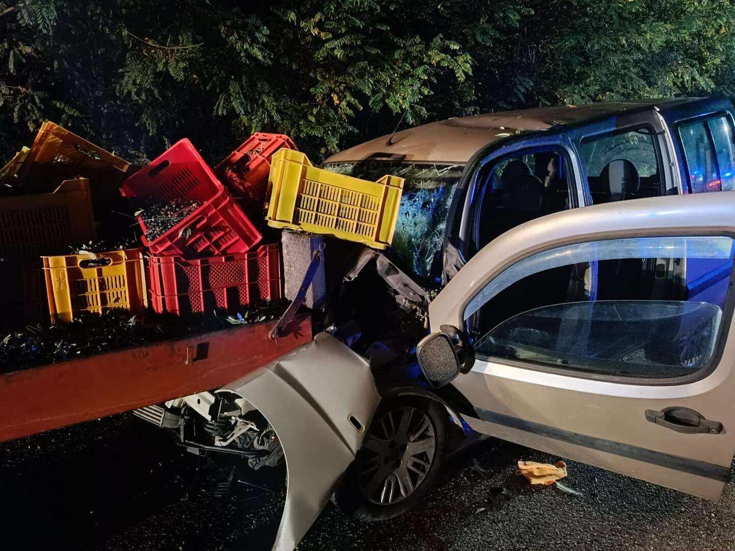 FOTO/ Tragico incidente, auto contro trattore: un morto e due feriti