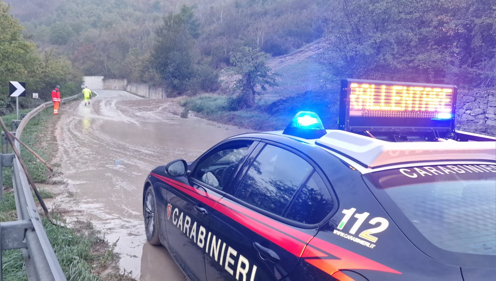 Frana invade la carreggiata, Carabinieri e ANAS in azione