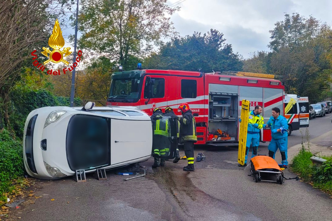 Sbanda e si ribalta l’automobile: paura per un 23enne