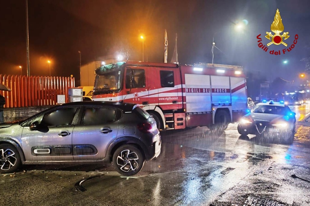 FOTO/ Violento scontro tra due auto: una donna in ospedale