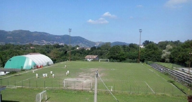 Arbitro donna tenta di sedare lite tra giocatori e viene aggredita