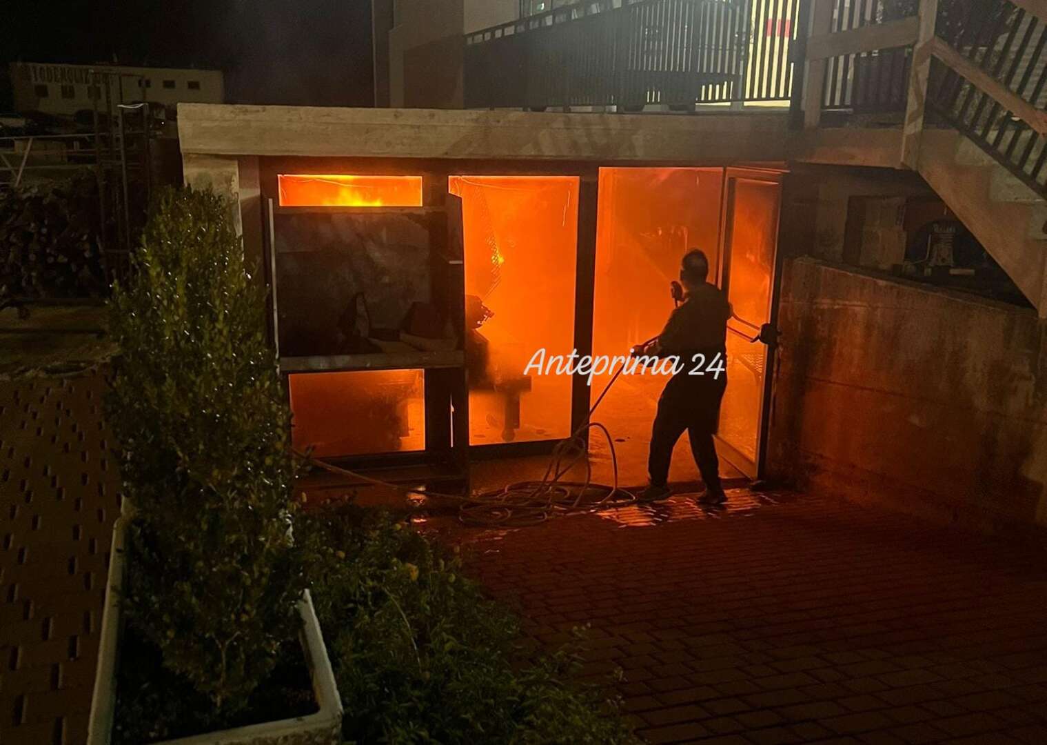 Sicignano degli Alburni, in fiamme deposito di un ristorante nei pressi dell’A2