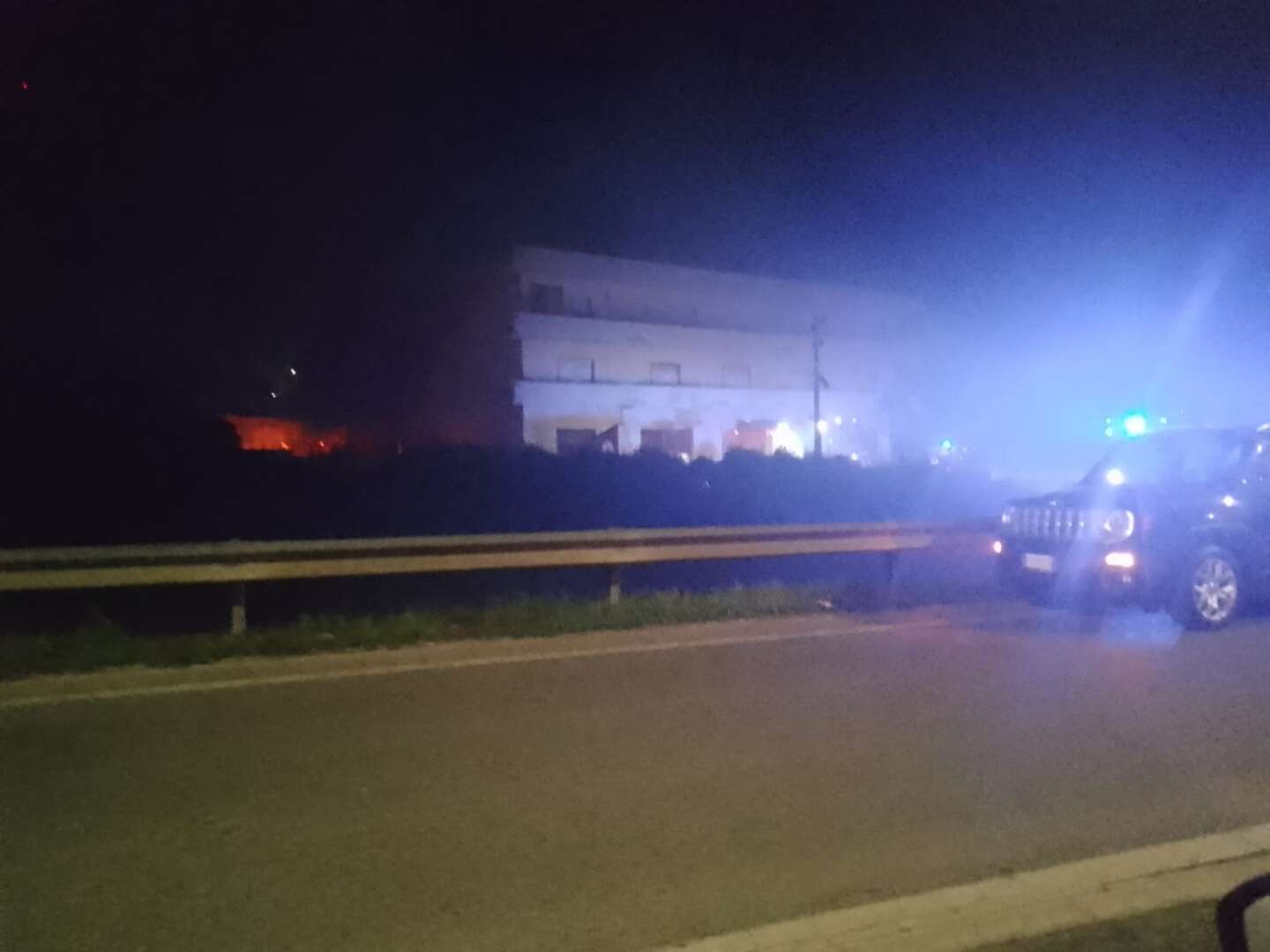 FOTO/ Valle Caudina, incendio ad un deposito di mobili: si indaga sulle cause