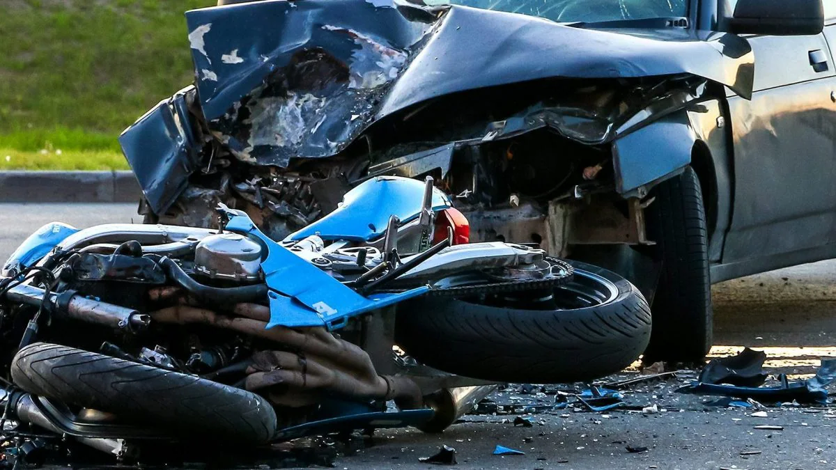 Scontro frontale moto contro auto: muore sul colpo il motociclista