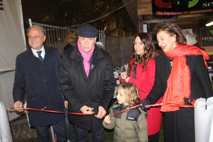 Torna la pista di pattinaggio, Mastella sul Natale punge De Luca: “La Regione non mandi i fondi solo a Salerno”