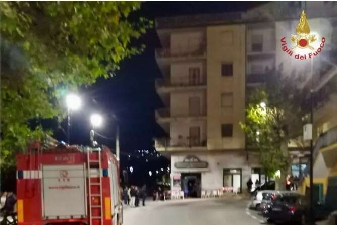 Cede pilastro di un edificio, evacuate 13 famiglie nel Salernitano