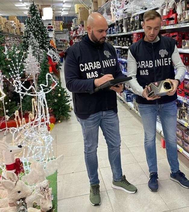 Natale in sicurezza, Nas di Salerno sequestrano migliaia di articoli non conformi