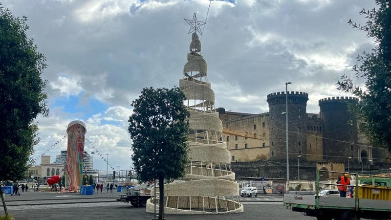 La Natività napoletana in Piazza Municipio. La nota del direttore artistico, Vincenzo Capuano: “L’arte e l’artigianato si incontrano in un’opera unica. E’ la vittoria di un popolo”