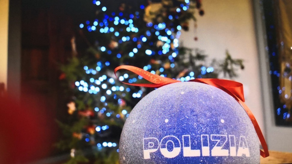 La Questura dona una palla di Natale della Polizia di Stato per il progetto “Il Pino Irpino”