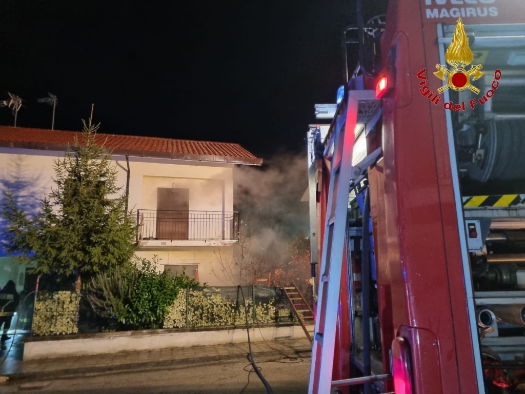 Va a fuoco una casa in un edificio: gravi danni