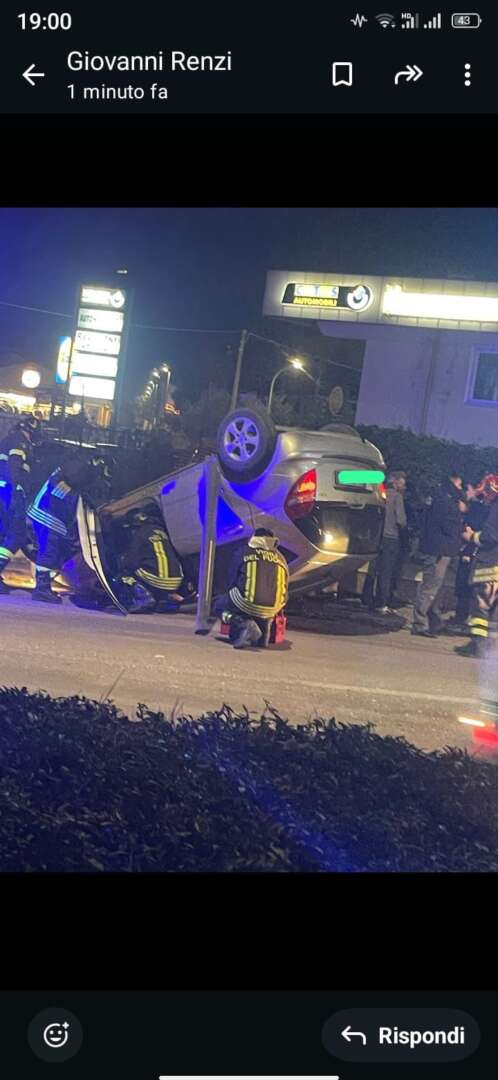 Perde il controllo dell’auto e impatta un muretto: intervengono i vigili del fuoco