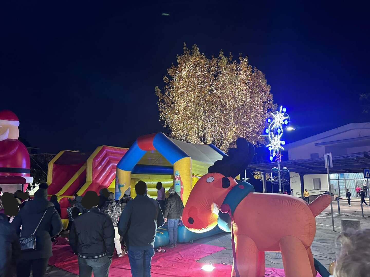 FOTO/ San Leucio del Sannio, bambini felici con «Il Magico Villaggio di Babbo Natale» e l’accensione del maestoso albero natalizio