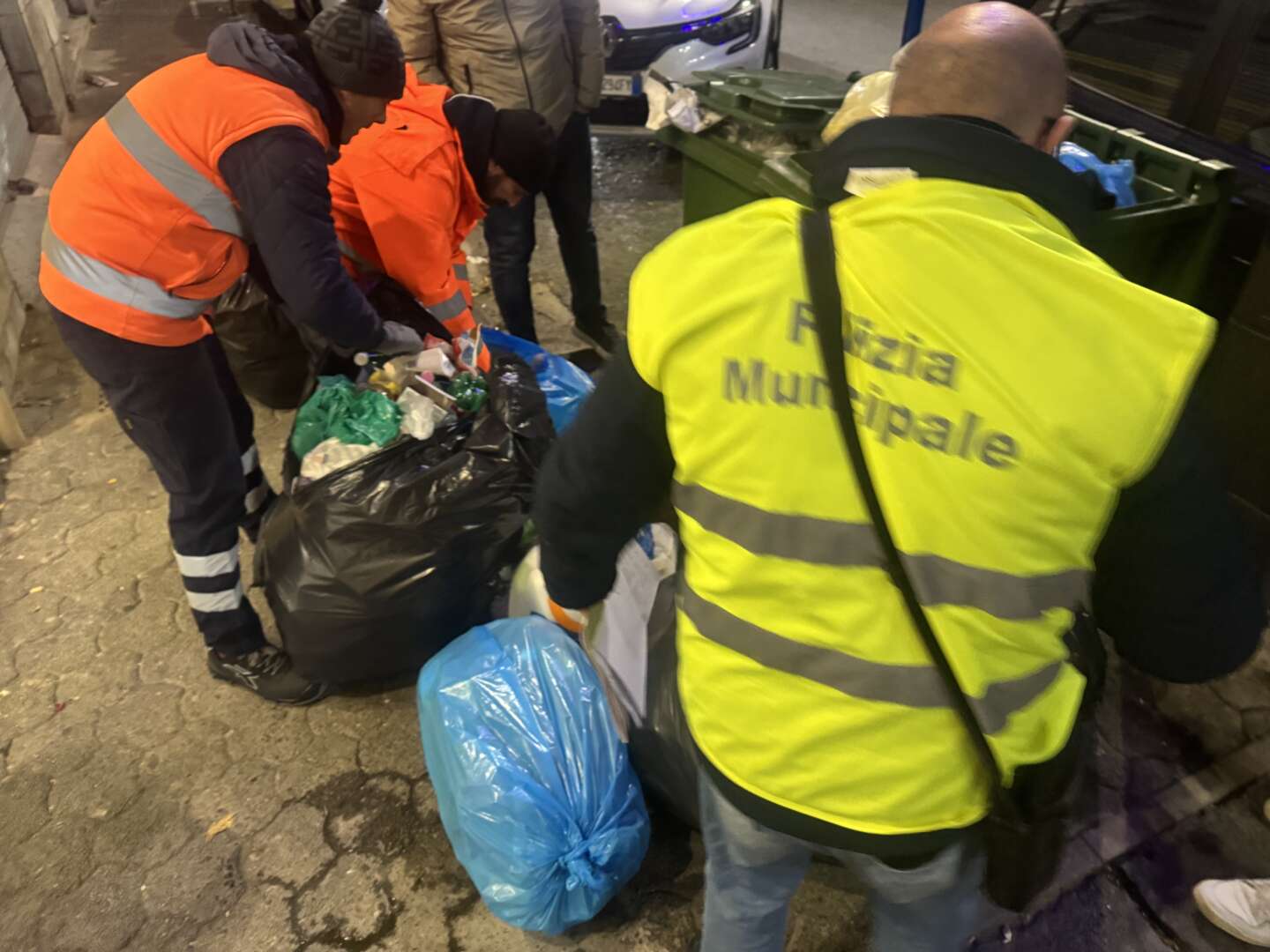 Rifiuto selvaggio: controlli e sanzioni della polizia municipale a Salerno