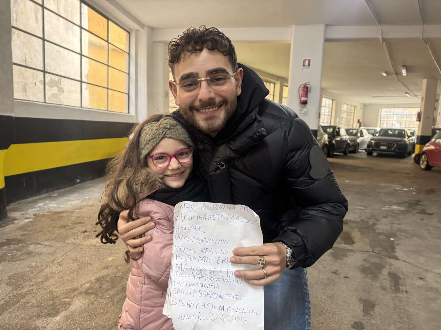 Per la piccola Greta è “Nu juorno buono”: Babbo Natale realizza il suo desiderio di incontrare Rocco Hunt