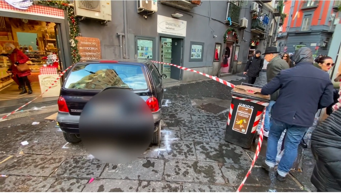 VIDEO/ Napoli, malore al volante al Vomero: morto nel mezzo della folla per lo shopping natalizio