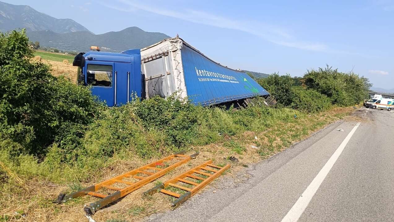 Tir fuori strada sulla SS372 “Telesina”: senso unico alternato e code al km 14