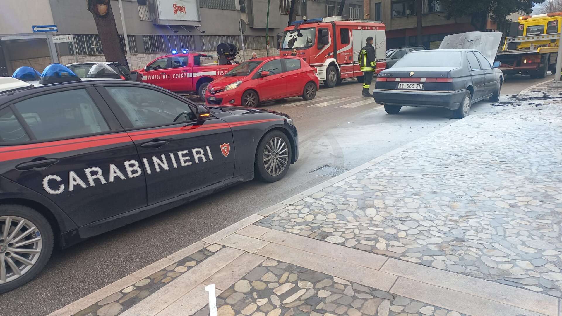 Auto in fiamme davanti alla stazione di Benevento: paura per padre e figlia