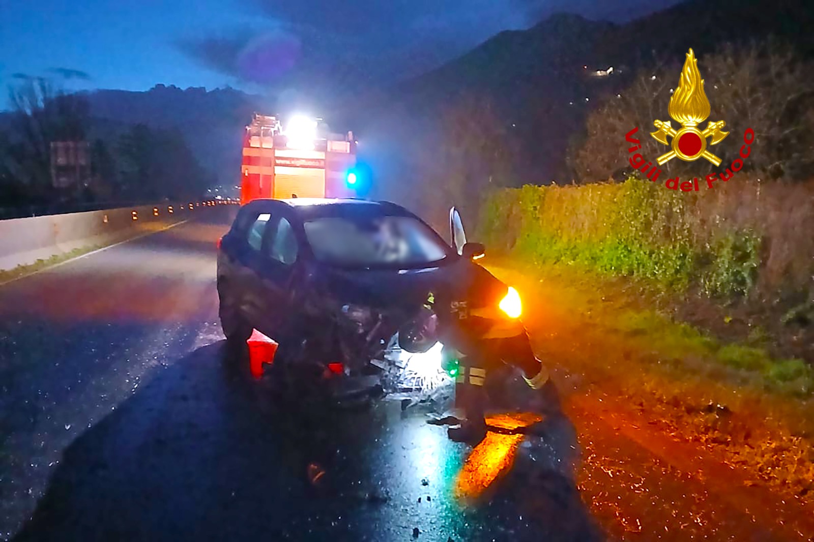 Sbanda in autostrada e impatta sul guardrail: ferita una donna