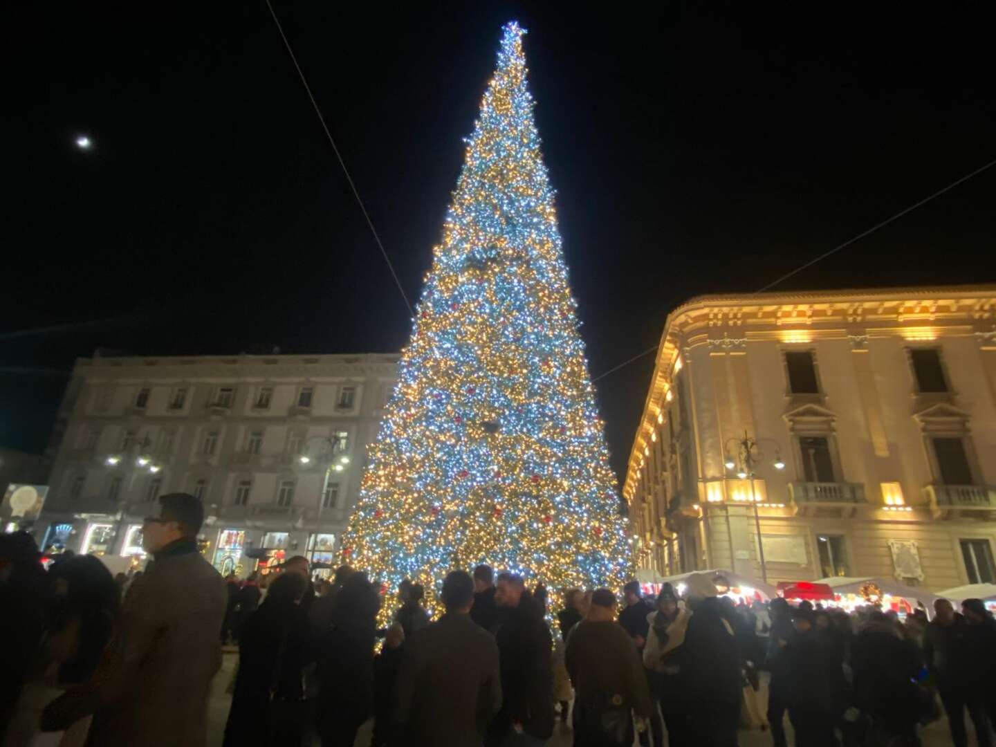 FOTO/ Avellino esplode di folla per l’accensione delle luci