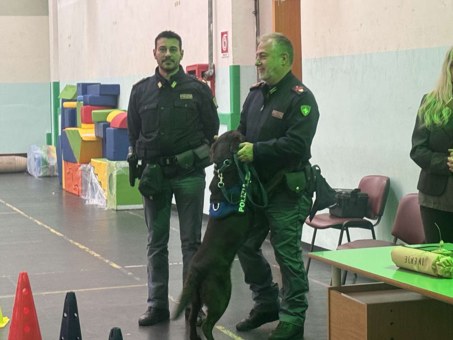 FOTO/ Campagna contro l’uso scorretto dei botti, polizia all’Istituto Comprensivo Calcedonia: la star è il cane Nina