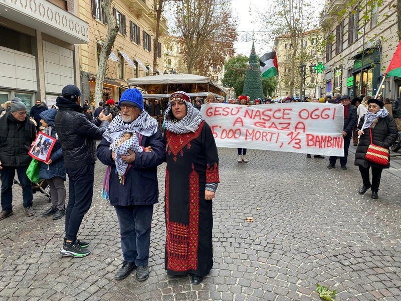 VIDEO/ Napoli, marcia per Gaza al Vomero tra la folla di Natale: “Provocazione all’indifferenza”