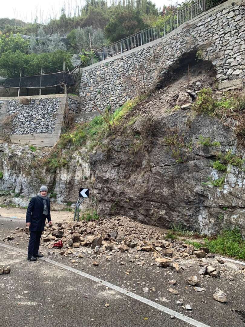 Frana di Cetara, il sindaco Della Monica: “Sul posto da stanotte, al lavoro per garantire la riapertura a sensi alternati”