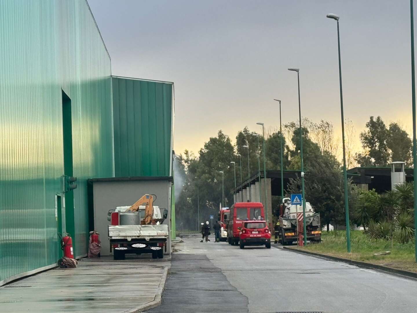 Salerno, incendio nell’impianto di compostaggio: macchinari non raggiunti dalle fiamme, indagini in corso