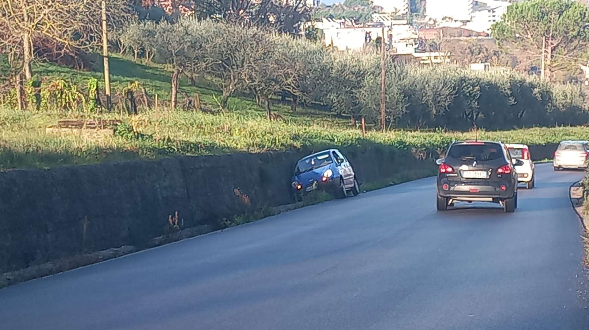 Fondo viscido e auto nella cunetta: paura a Piano Cappelle