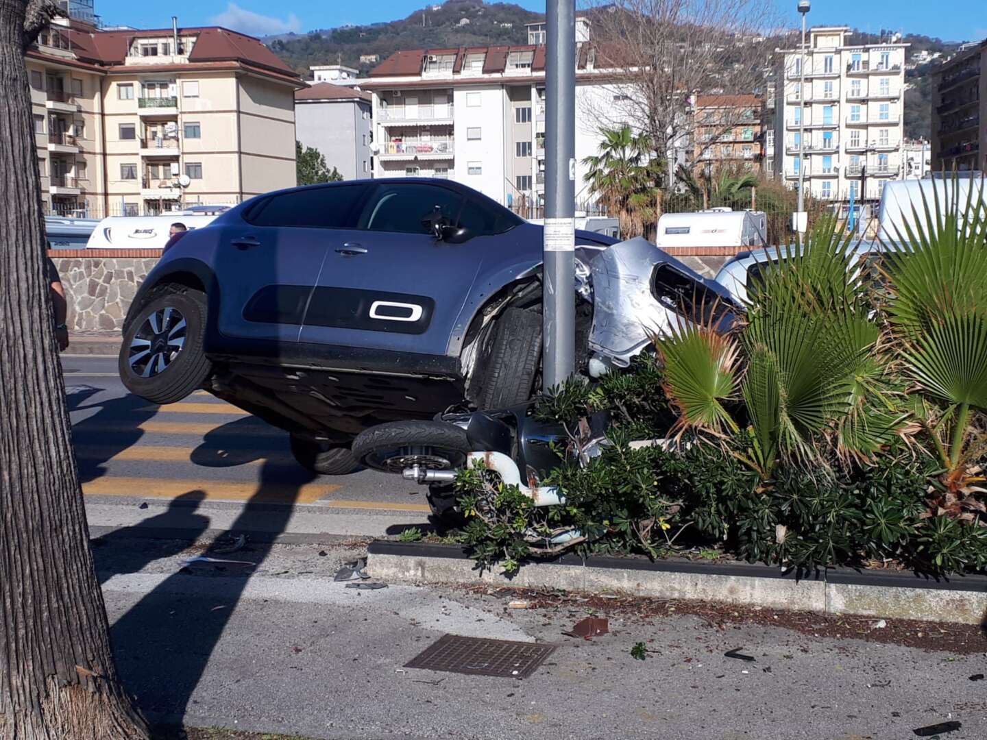 Lungomare Marconi, auto travolge scooter e invade marciapiede