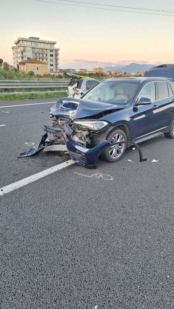 Dramma in autostrada, impattano due auto: 25enne perde la vita