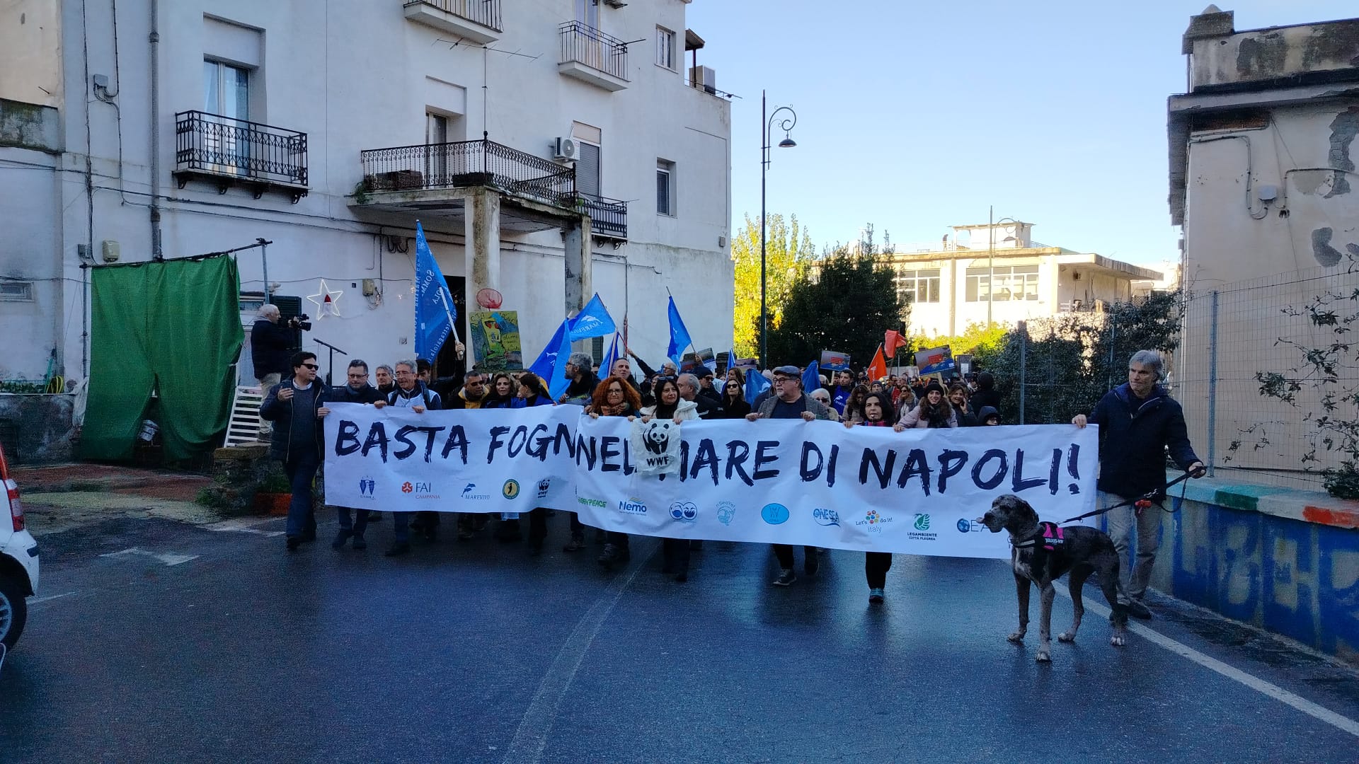 VIDEO&FOTO/Napoli, scarichi fogne nel mare di Nisida e Gaiola: in centinaia sfilano per protesta