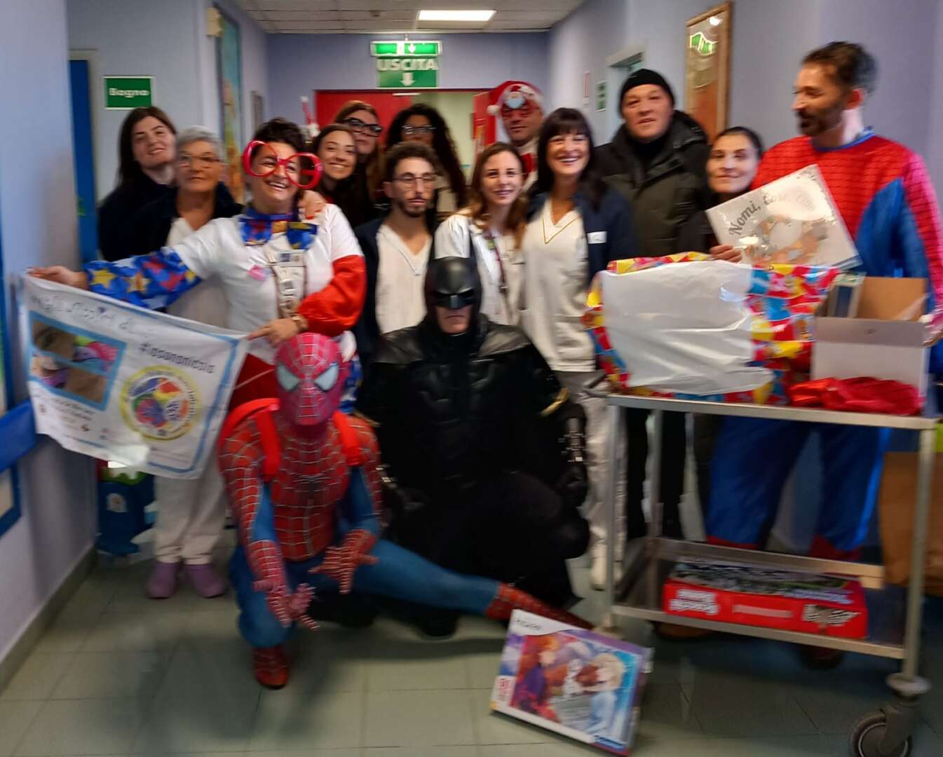 Solidarietà, Spiderman e Batman donano giochi ai pazienti dell’ospedale di Battipaglia