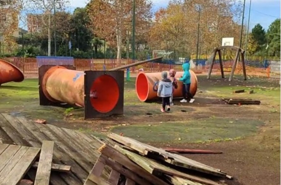 Rione Traiano, mamme e figli nel parco del degrado: niente fondi dopo le vandalizzazioni