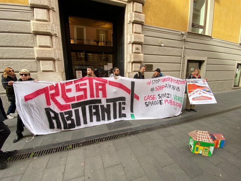 Napoli, nuova protesta contro caro affitti e overtourism: “Il Comune non agisce”