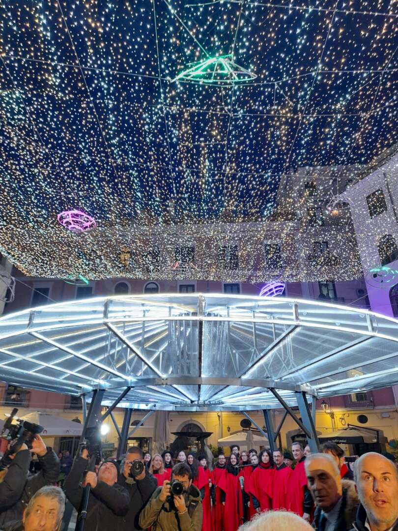 FOTO/ Piazza Portanova e Rotonda, De Luca con la testa all’insù