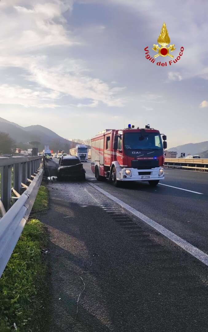 Auto a fuoco sull’autostrada: i caschi rossi spengono l’incendio