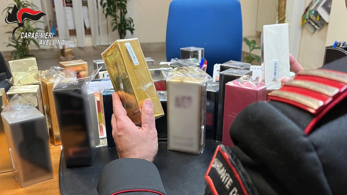 Voleva vendere profumi falsi, fermato: sequestro da 2000 euro