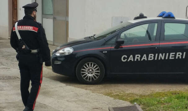 Cade in un tombino, intervengono  i Carabinieri e i cittadini