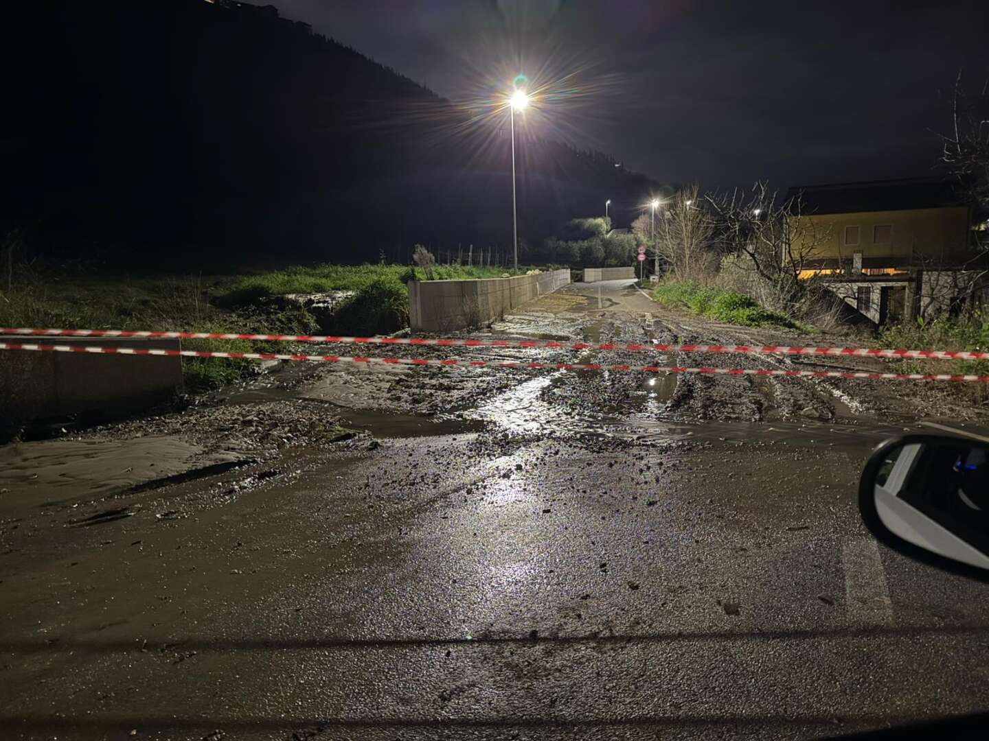 FOTO/ Palomonte, guasto alla condotta idrica: strada chiusa e famiglie senz’acqua