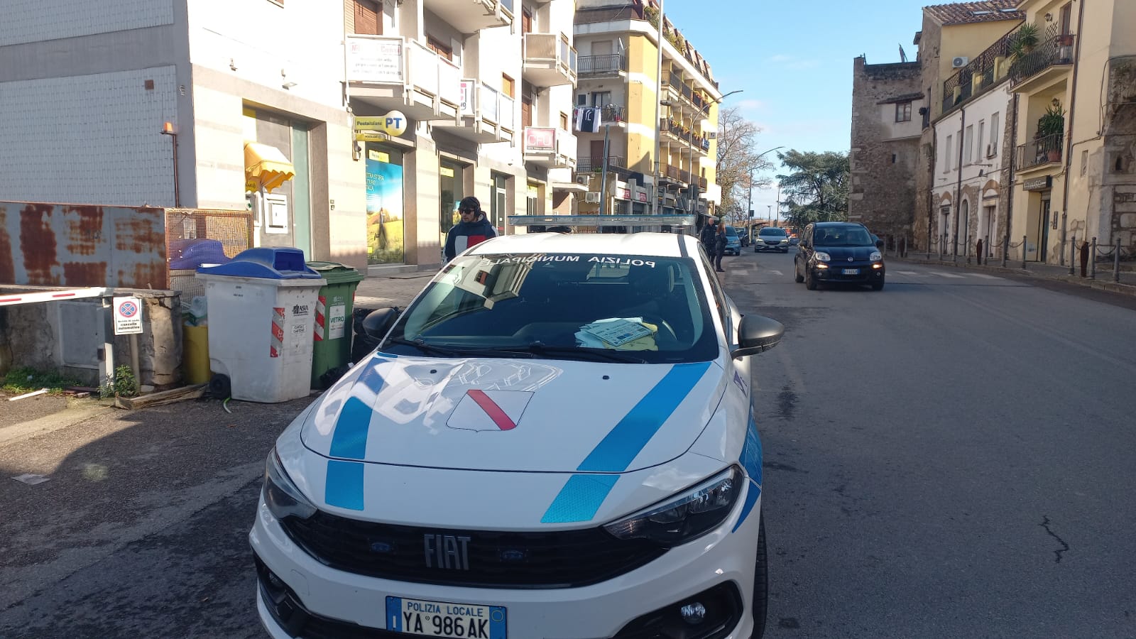 FOTO/ Via del Pomerio, cede la sede stradale: la Municipale transenna la carreggiata