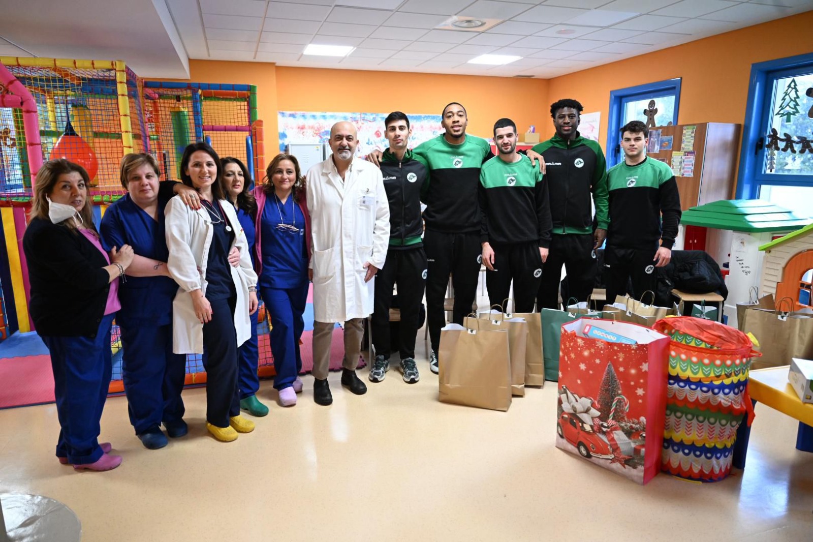 FOTO/ L’Avellino Basket fa visita ai bimbi in pediatria al Moscati