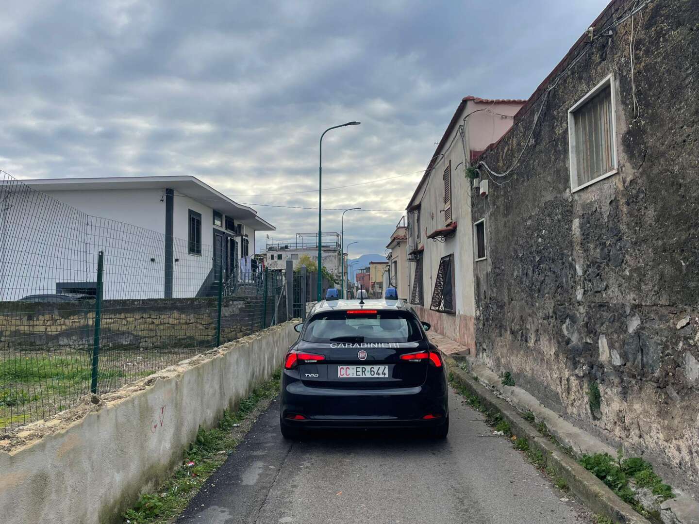 Bomba carta esplode davanti al cancello di un’abitazione: indagano i carabinieri