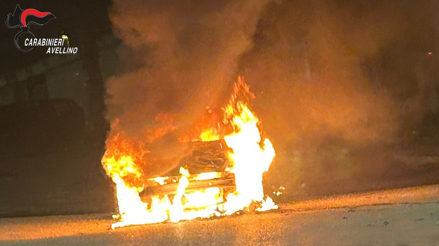 Taurano, fiamme ad un’auto: si segue la pista dolosa