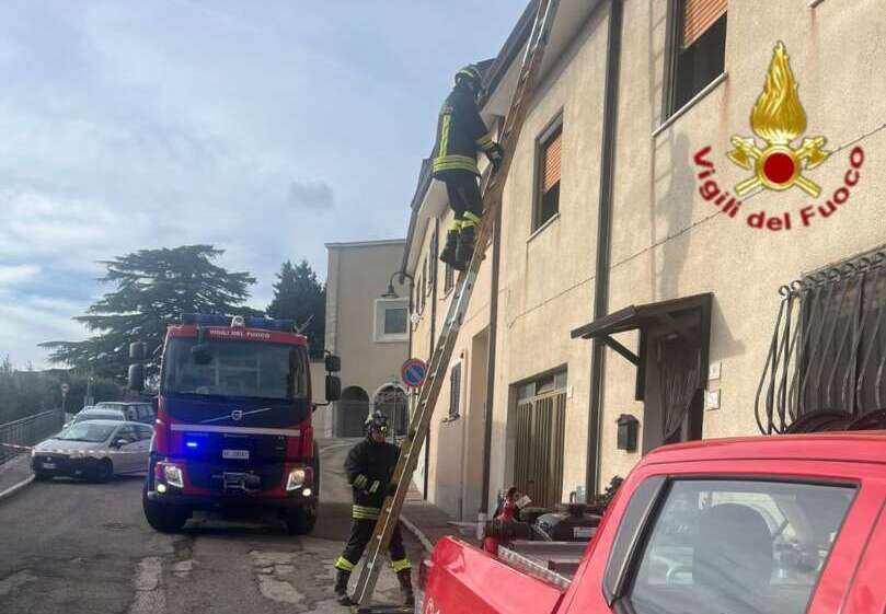 Canna fumaria in fiamme, intervengono i Vigili del Fuoco