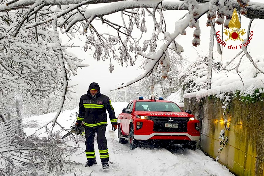 FOTO/ Nevicate, la lunga giornata dai Vigili del Fuoco