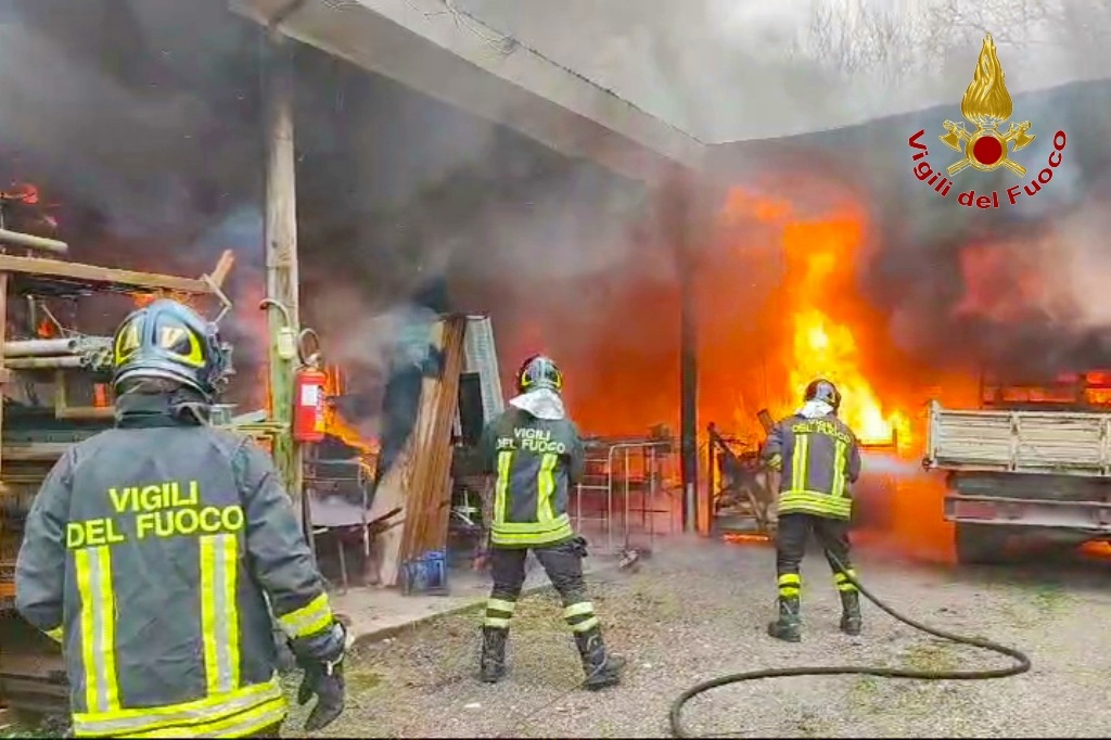 FOTO  Deposito edile in fiamme: paura in città