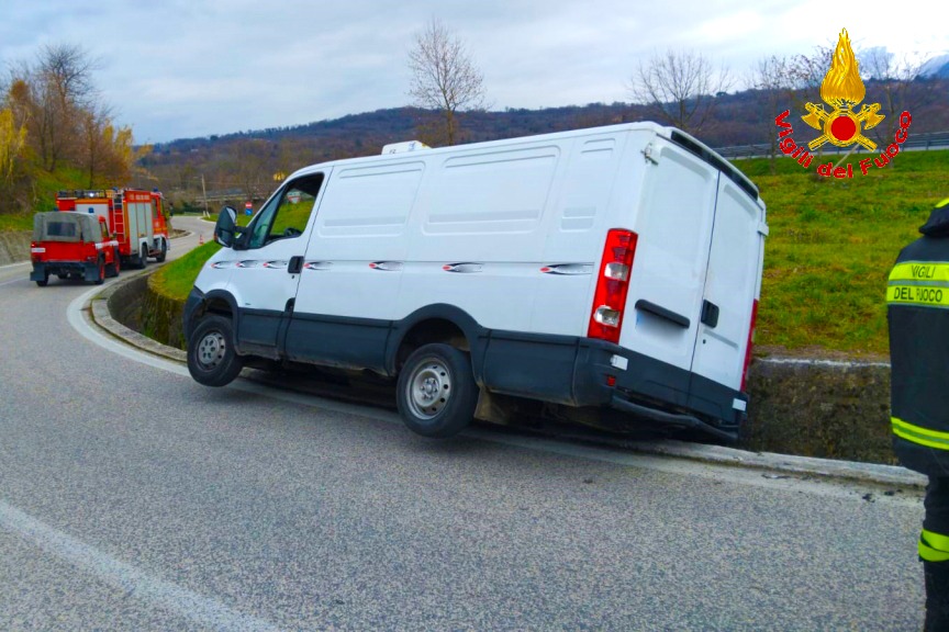 Ofantina, furgone fuori strada e si schianta in una cunetta